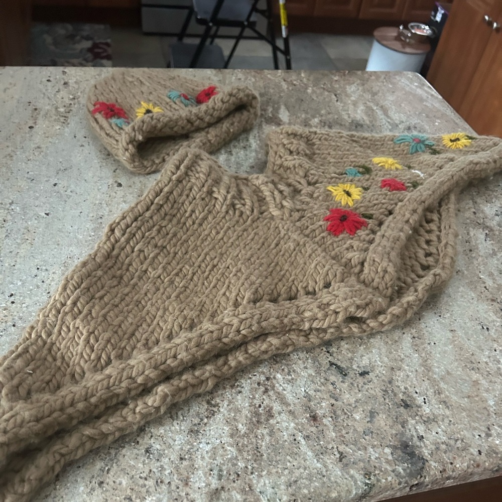 Handmade Knit Scarf and Hat Set with Floral Embroidery flowers - Picture 3 of 14